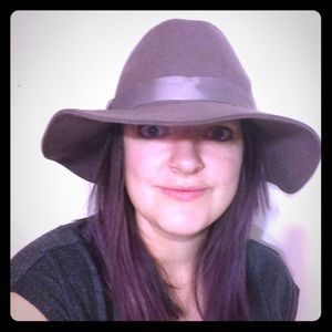 Felt wide brimmed hat